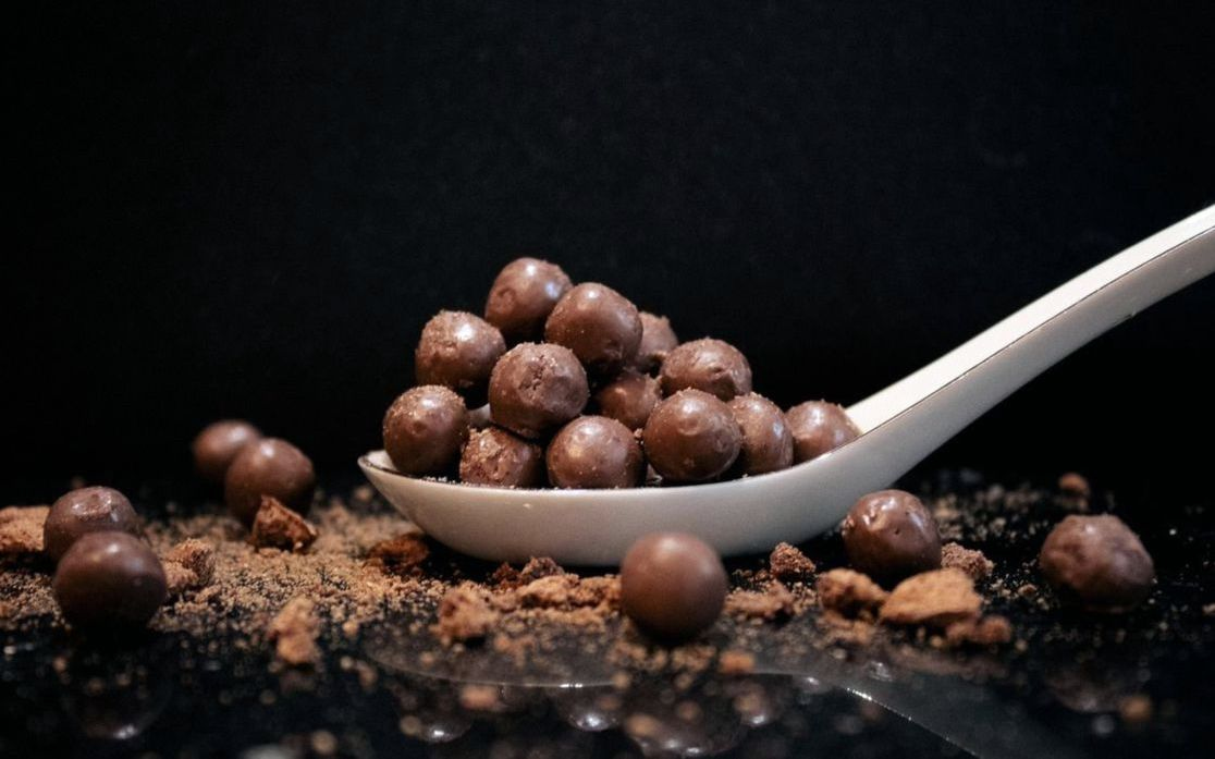 Un surtido de caramelos artesanales con colores vivos